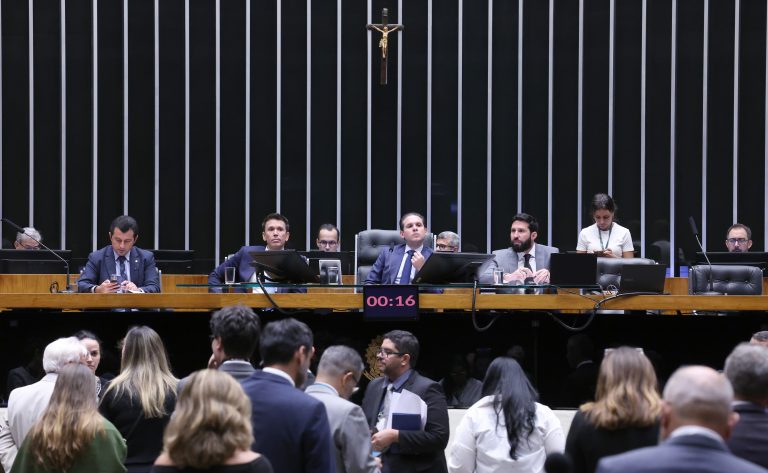 Discussão e votação de propostas legislativas. Dep. Paulo Soares (PODE - SP). Dep. Felipe Carreras (PSB - PE) e Presidente da Câmara dos Deputados, Hugo Motta (REPUBLICANOS - PE)