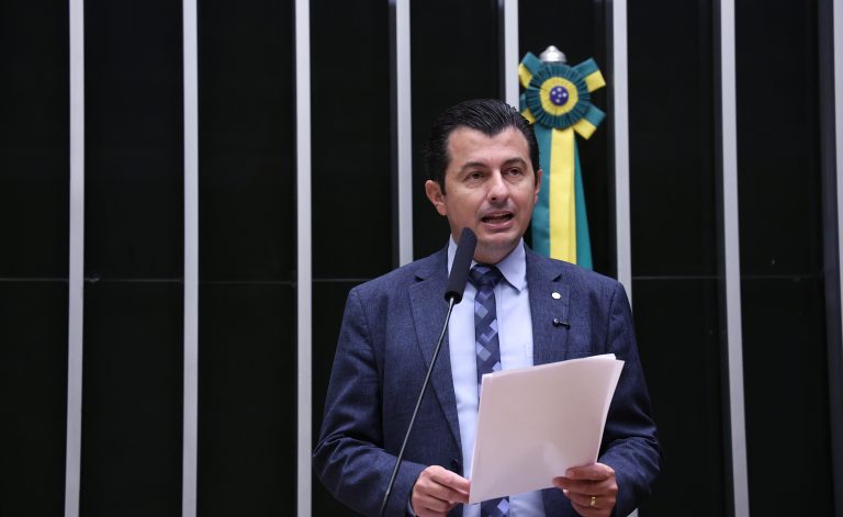 Deputado Paulo Soares fala ao microfone