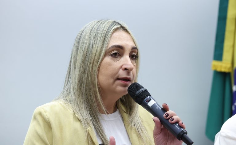 Audiência Pública - Comunicação comunitária como instrumento de promoção dos direitos humanos. Coordenadora Do Fórum Nacional Pela Democratização Da Comunicação - FNDC, Letícia Vieira Montandon