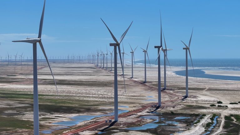 Parque eólico em Paulino Neves, no Maranhão, com dezenas de aerogeradores, popularmente conhecidos como cataventos de energia eólica