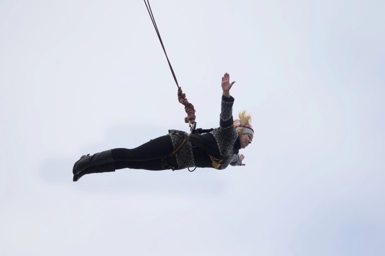 mulher faz salto de rope jump