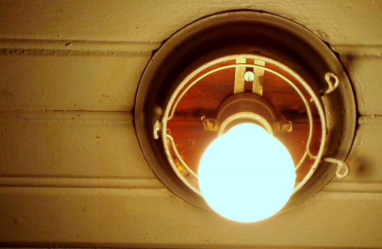 Lâmpada acesa no teto de uma casa