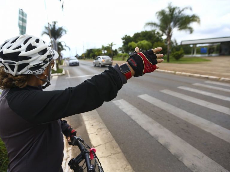 Cidades - mobilidade urbana - pedestres - faixa de pedestre - travessia de rua - Pedestres atravessam faixa em Brasília. Há 24 anos, a capital federal instituiu o respeito ao pedestre na faixa, comportamento que é exemplo de cidadania e motivo de orgulho para os brasilienses.