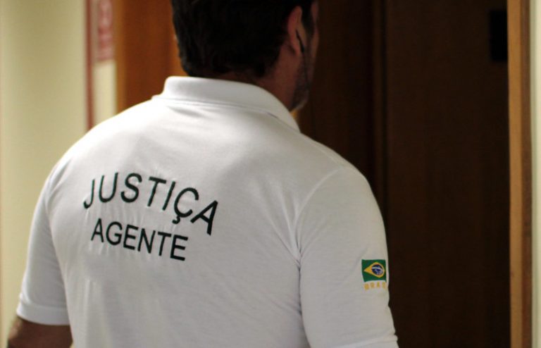 Direito e Justiça - geral - oficial de justiça - Oficial de justiça, responsável por comunicar oficialmente uma intimação