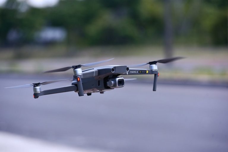 Drone capturando imagens aéreas