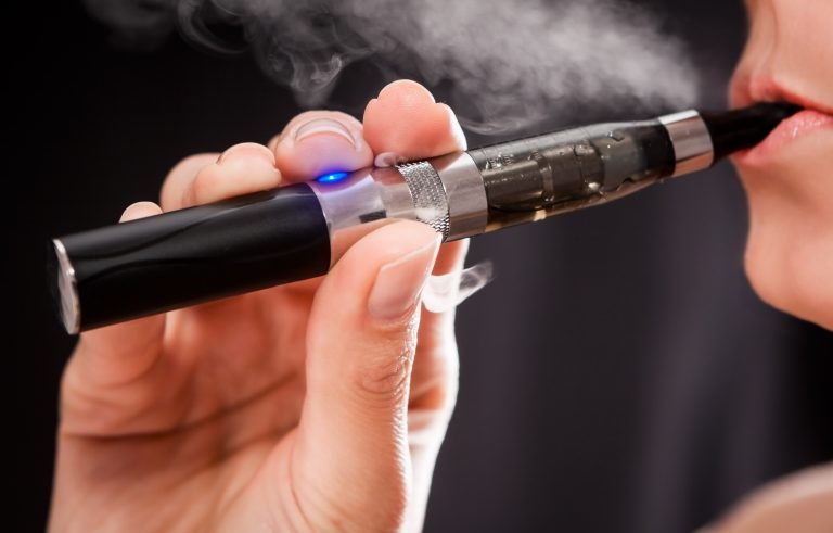 Pessoa fumando cigarro eletrônico
