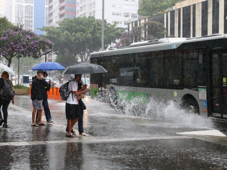 Cidades - geral Chuva em São Paulo - ônibus - transporte
