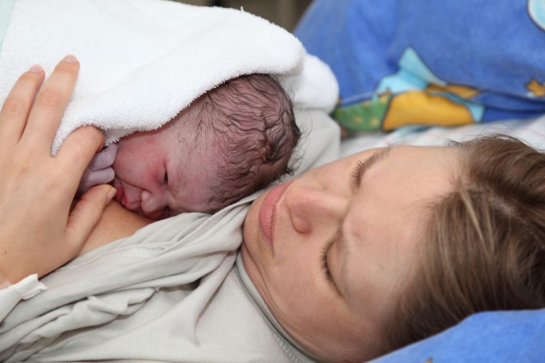 Saúde - geral - parto - nascimento - maternidade - mulher dá a luz a bebê