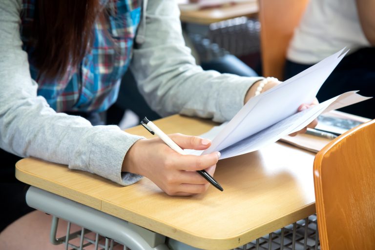 Educação - geral - prova - Estudante fazendo prova de concurso ou vestibular