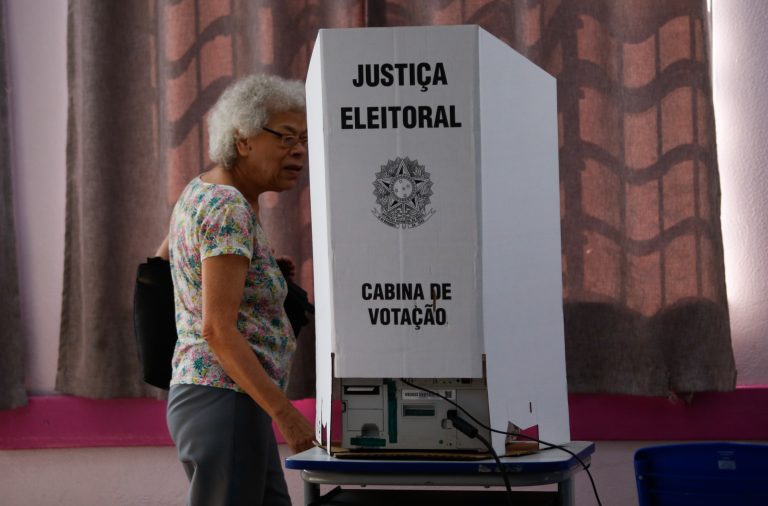 Eleições - votação - urna - eleitor - São Paulo (SP) 06/10/2024 - Movimentação de eleitores na 1ª Zona Eleitoral no bairro da Bela Vista, EMEF Celson Leite Ribeiro Filho.