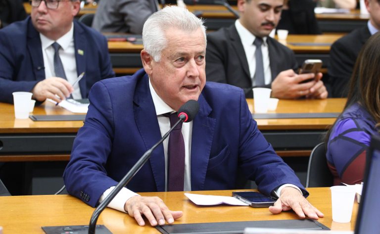 Deputado Rodrigo Rollemberg (PSB-DF) fala em comissão da Câmara dos Deputados