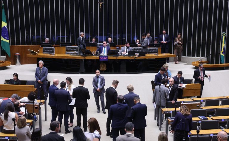 Discussão e votação de propostas legislativas.