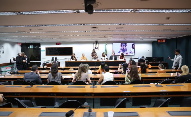 Audiência Pública - Assistência às pessoas com doenças raras e condições crônicas