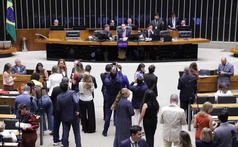 Discussão e votação de propostas legislativas.