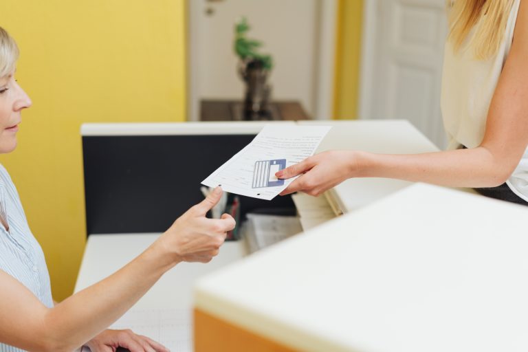Paciente entregando um formulário de registro preenchido
