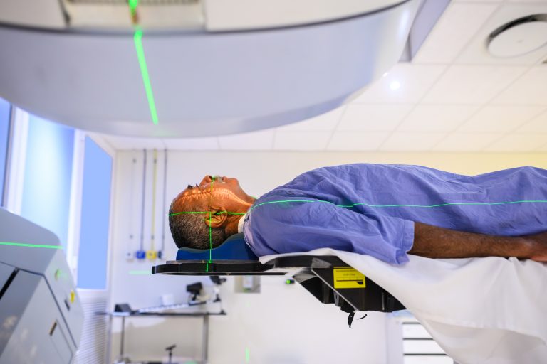 Homem sênior recebendo tratamento contra o câncer em um acelerador linear em instalações médicas