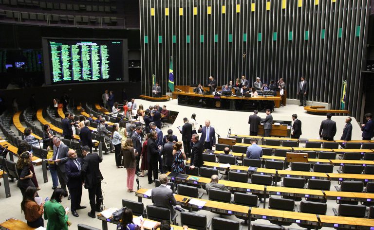 Discussão e votação de propostas legislativas.