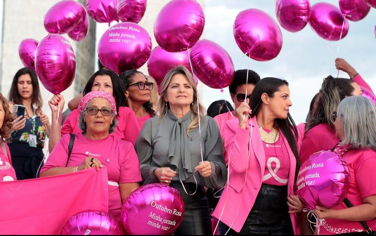 Soltura de balões em homenagem às mulheres com câncer de mama metastático. Dep. Flávia Morais (PDT-GO)