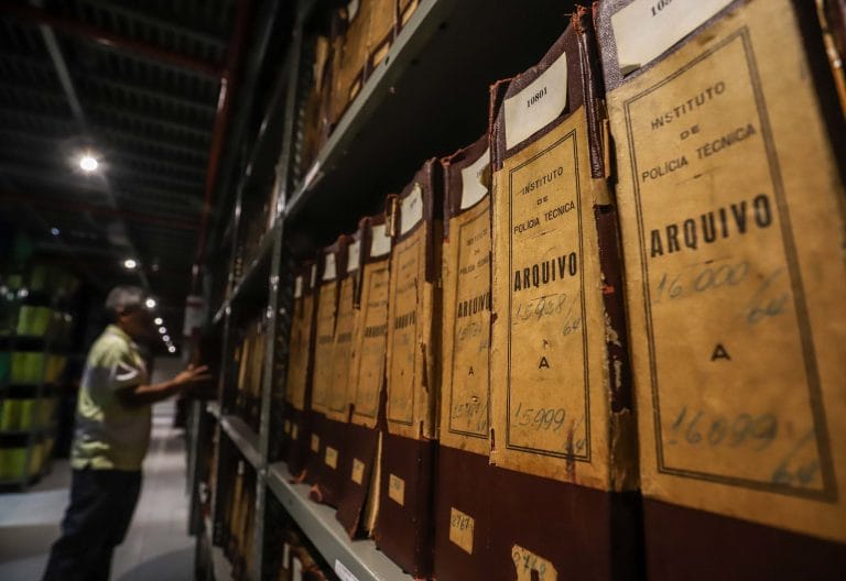 Trabalhador no Arquivo Público do estado de São Paulo - documentos históricos