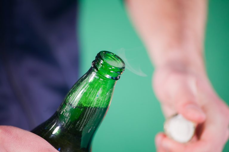 Economia - industria e comércio - garrafa de cerveja - bebida alcoólica - Homem segura Garrafa long neck