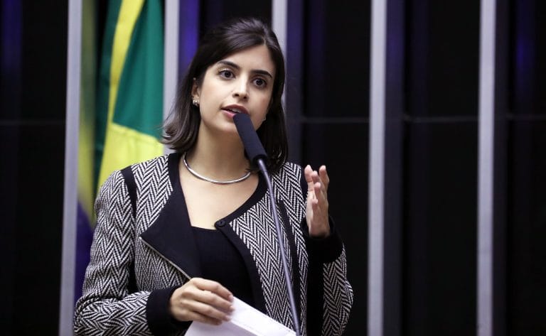 Deputada Tabata Amaral (PSB-SP) fala no Plenário da Câmara dos Deputados