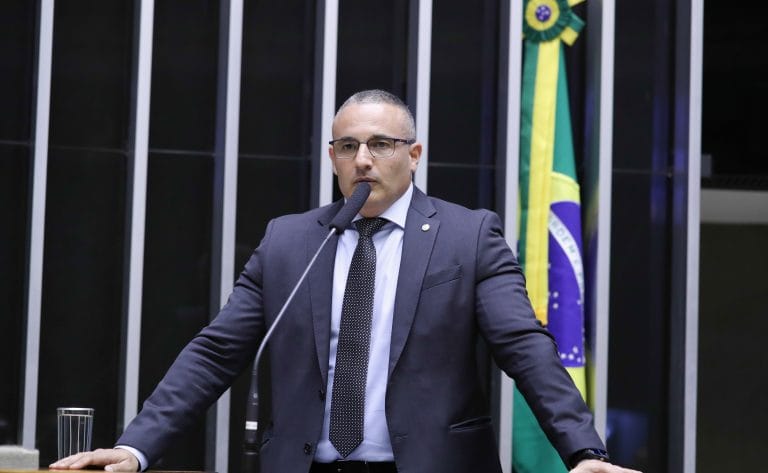 Deputado Delegado Palumbo fala ao microfone