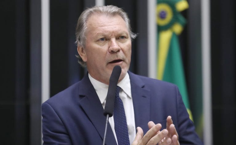 Deputado Afonso Hamm fala ao microfone