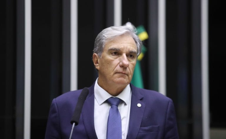 Deputado Rafael Simoes fala ao microfone