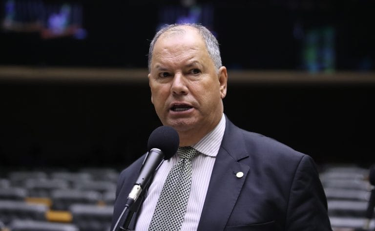 Deputado Alceu Moreira fala ao microfone