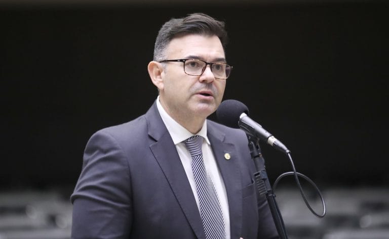 Deputado Raniery Paulino (Republicanos-PB) fala no Plenário da Câmara dos Deputados