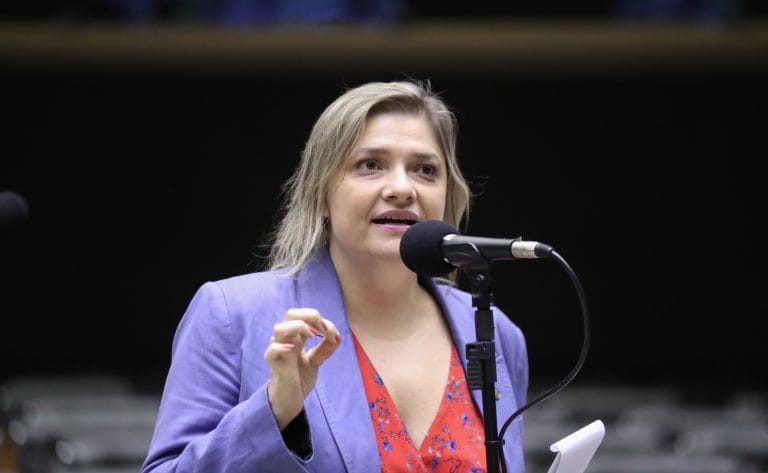 Deputada Professora Luciene Cavalcante fala ao microfone