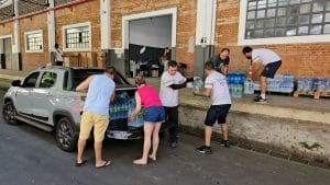 Pessoas levando mantimentos