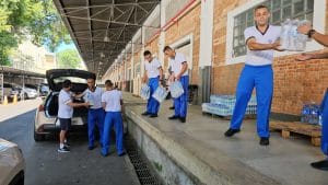 Pessoas levando caixas
