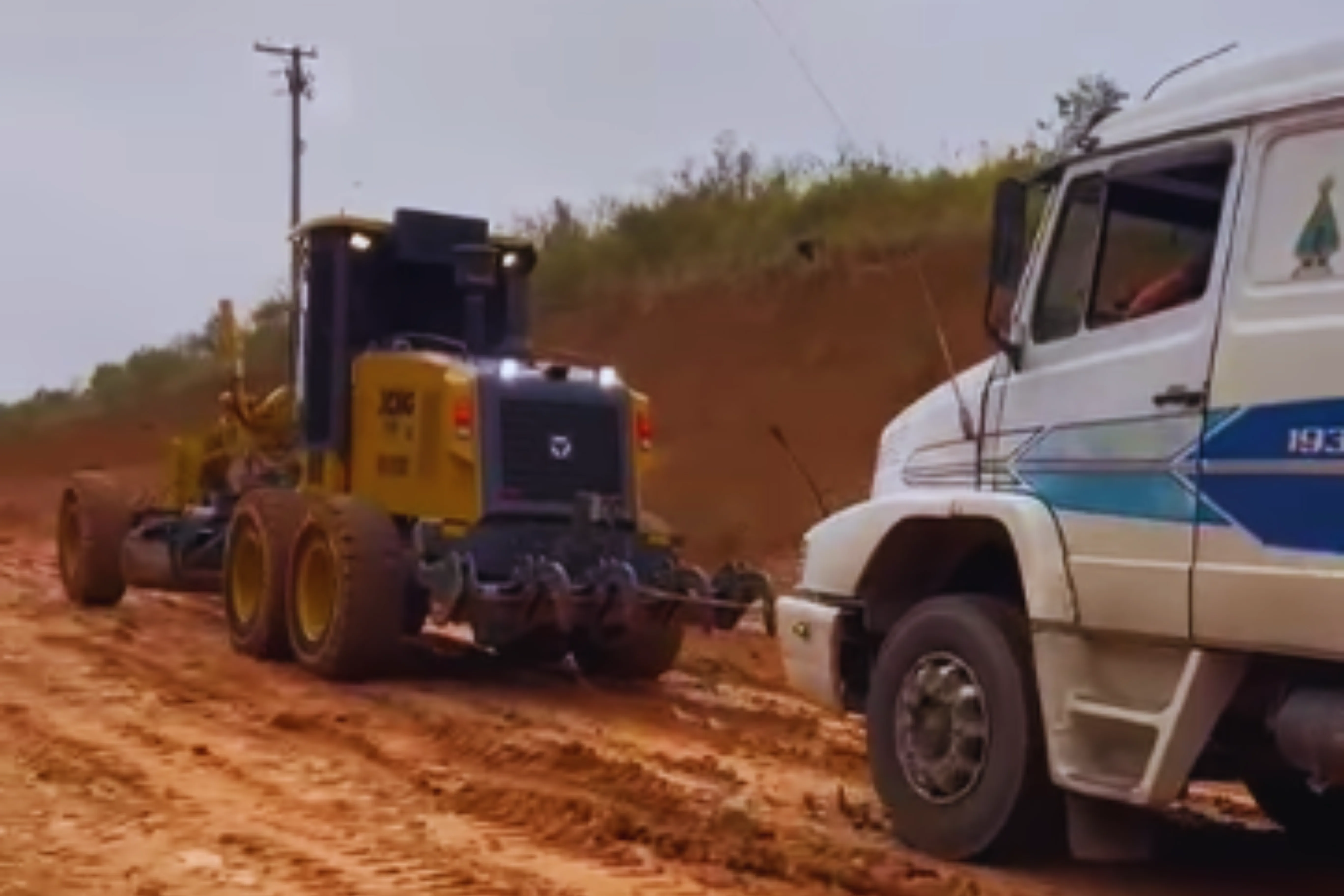 Prefeitura apoia caminhoneiros na SP-249 após interdição parcial