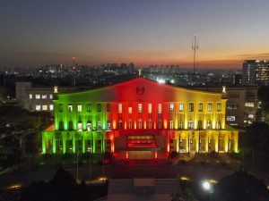 Prédio do palácio iluminado de verde, vermelho e amarelo