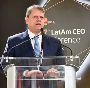 Governador no palco em evento