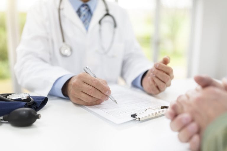 Um médico atende um paciente
