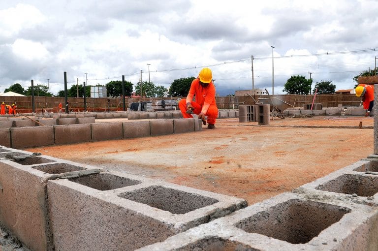 Construção civil - trabalhadores em obra