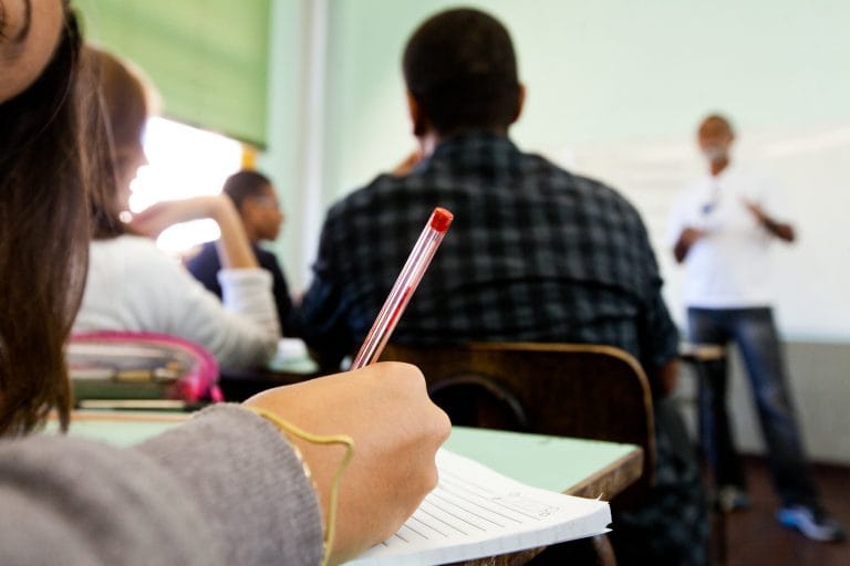 Educação - sala de aula - ensino médio estudantes universidades professores escolas