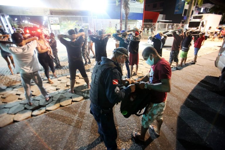 Segurança - policiais - abordagens combate ao tráfico drogas revistas policiamento policial rondas