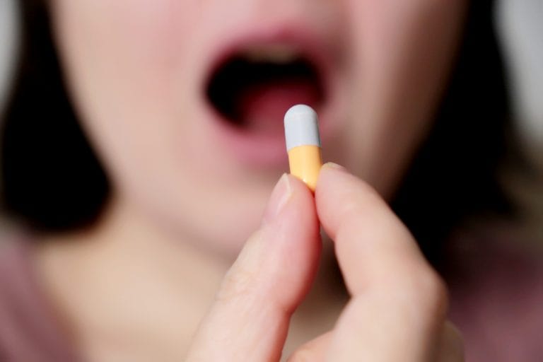 Saúde - remédios - remédio - medicamentos - Medicamento - pessoa usa remédios - automedicação