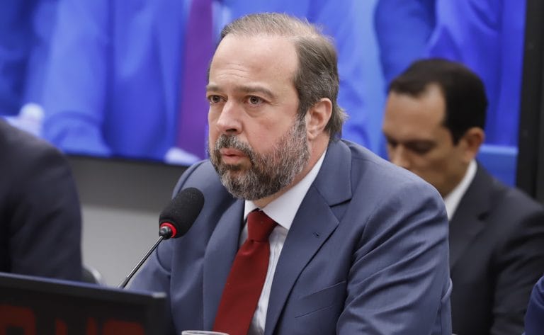 O ministro de Minas e Energia, Alexandre Silveira, fala ao microfone
