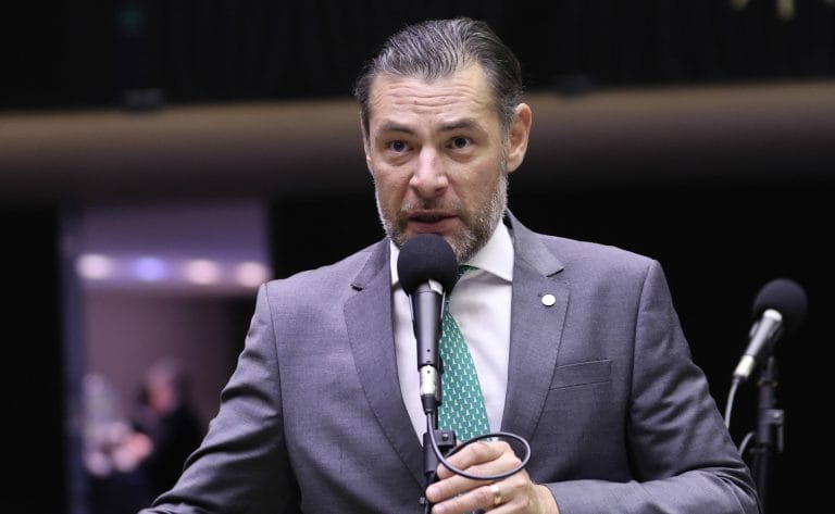 Deputado Marangoni fala ao microfone