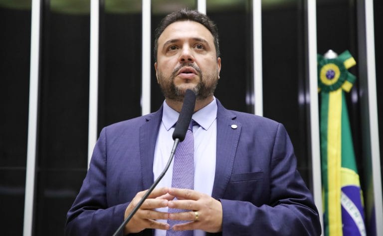 Deputado Felipe Saliba fala ao microfone