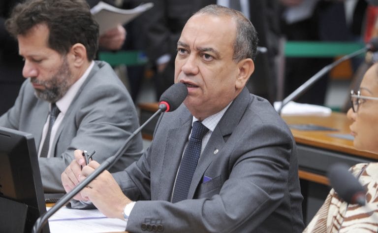 Deputado Max Lemos fala ao microfone