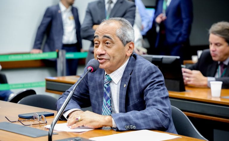 Deputado Raimundo Santos fala ao microfone