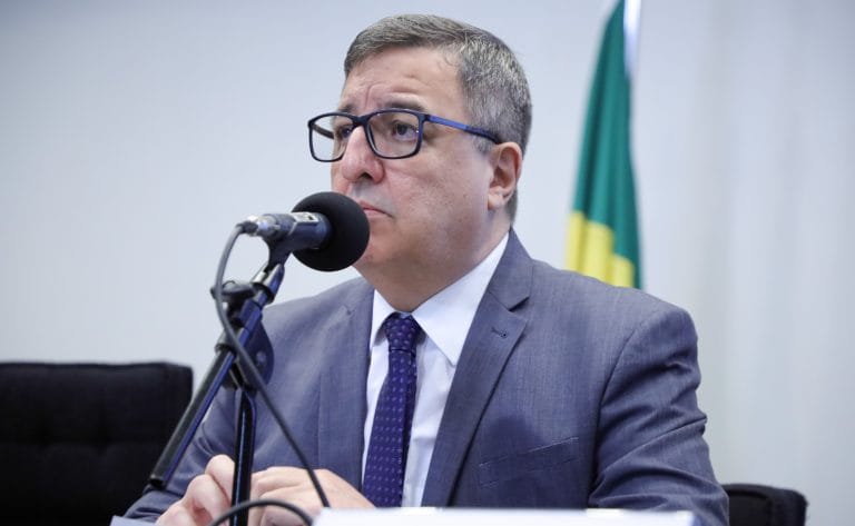 Deputado Danilo Forte fala ao microfone