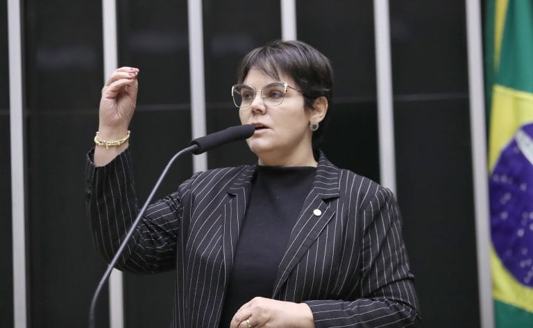Deputada Coronel Fernanda fala ao microfone