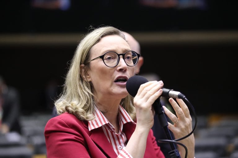 Deputada Maria do Rosário fala ao microfone