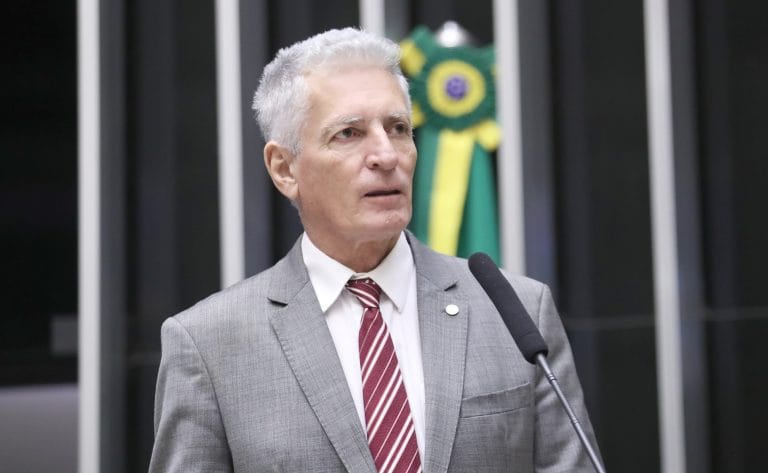 Deputado Rogério Correia fala ao microfone 